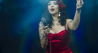 Tómate la foto con Mon Laferte en Cancún!