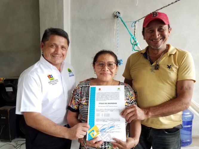 Entregan títulos de propiedad a familias de Cozumel