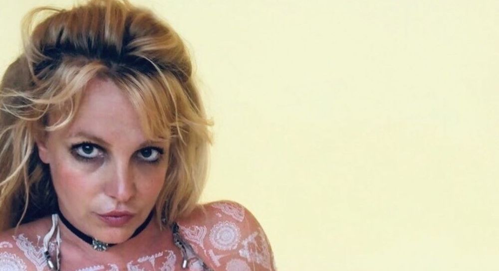Britney Spears se tatua el cuerpo completo con signos extraños