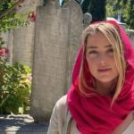 Amber Heard sin sostén recorre mezquita de Estambul