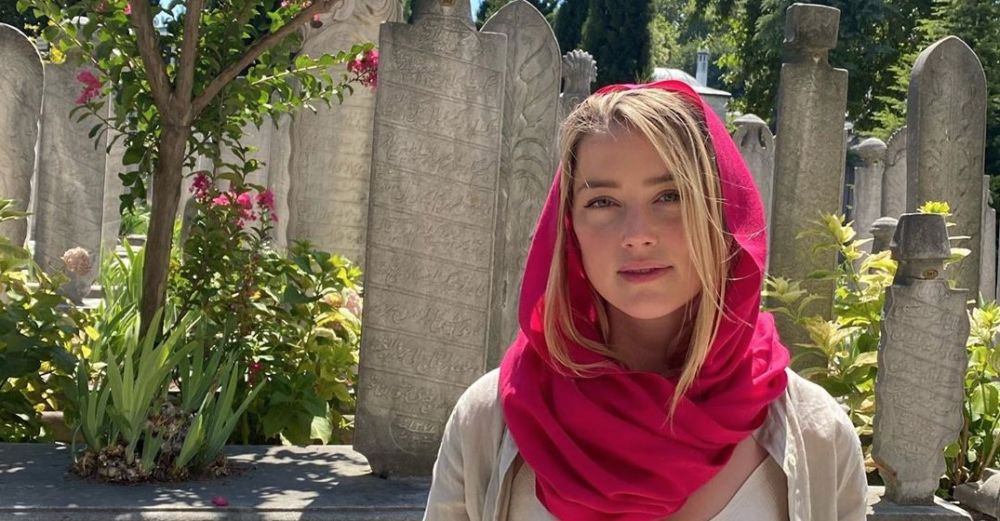 Amber Heard sin sostén recorre mezquita de Estambul