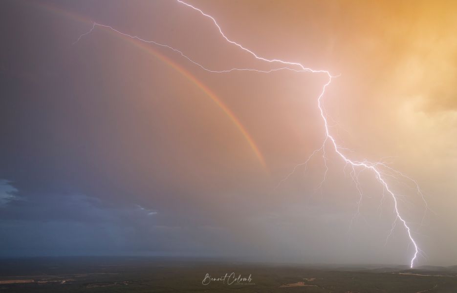 Captan en fotografía arcoíris y un rayo al mismo tiempo ¡Sorprendente!