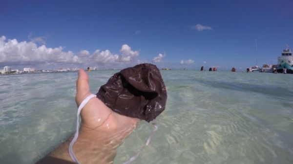 Recogen decenas de cubrebocas en playas de Cancún