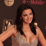 Maite Perroni presume su figura en elegante saco