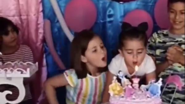 Niña golpea a su hermana por apagarle las velas en pastel de cumpleaños
