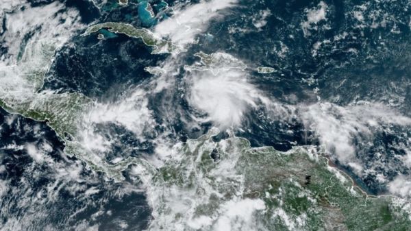 Onda tropical con altas probabilidades de convertirse en huracán