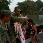 Evacuan a casi 10 mil personas por inundaciones en Tabasco