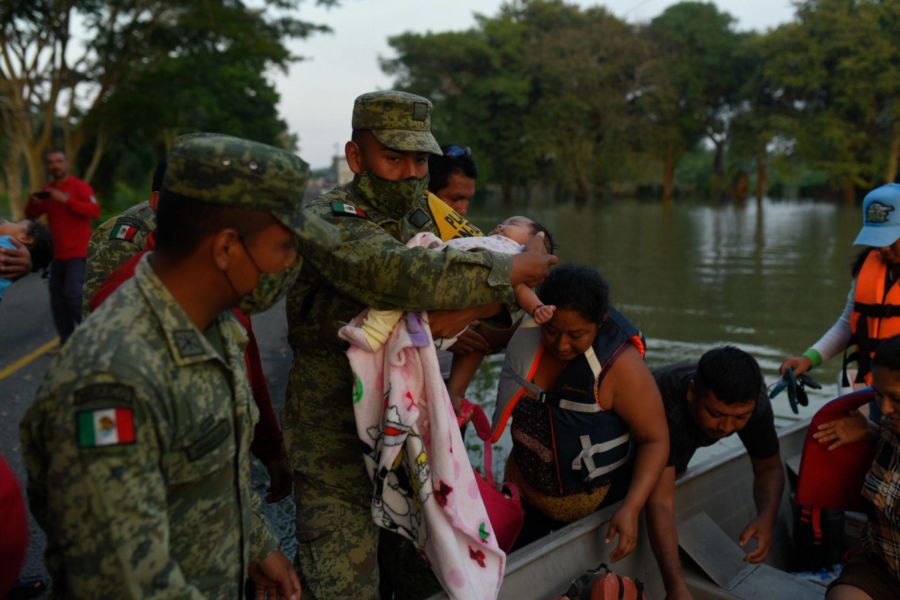 Evacuan a casi 10 mil personas por inundaciones en Tabasco