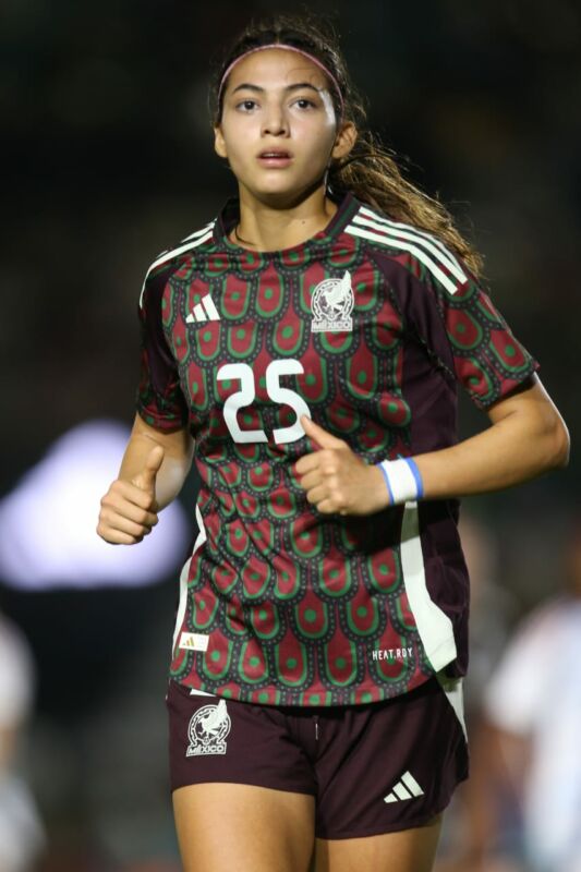 Goliza de México a Costa Rica en el Estadio Andrés Quintana Roo de Cancún