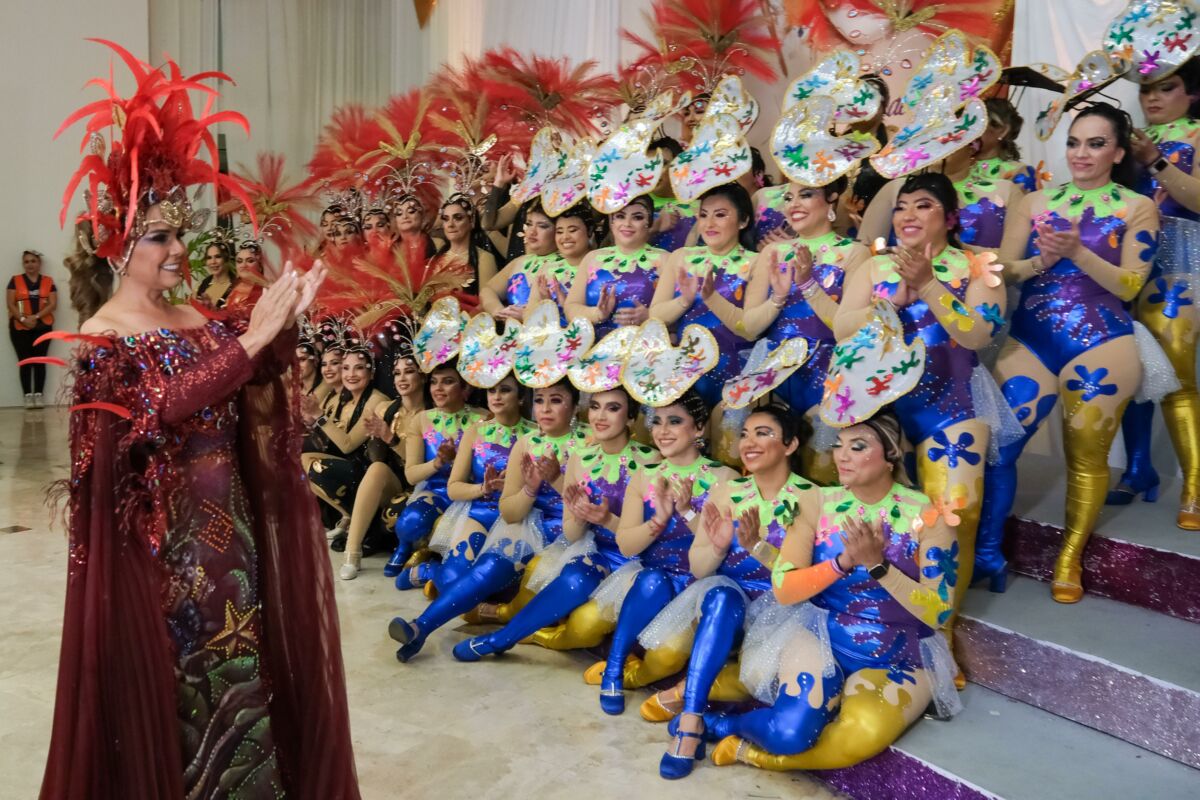 Mara Lezama destaca la aportación social de las mujeres en el Baile de Carnaval de Damas en Chetumal