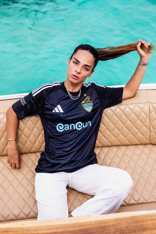 CANCÚN FC Y ADIDAS PRESENTAN JERSEY INSPIRADO EN TEMÁTICA ‘CARIBBEAN SHADOW’
