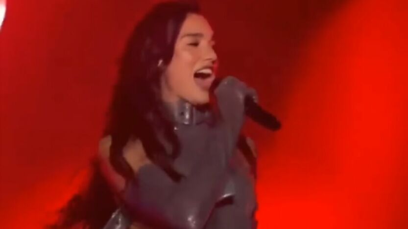 Dua Lipa incendia Cancún con explosivo concierto en posada de empleados