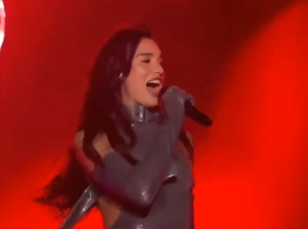 Dua Lipa incendia Cancún con explosivo concierto en posada de empleados
