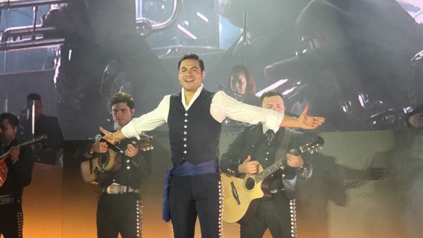 Carlos Rivera conquista Cancún en una noche llena de nostalgia, mariachi y momentos inesperados