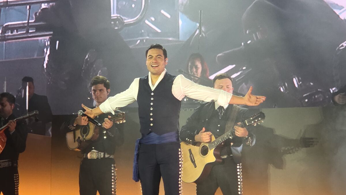 Carlos Rivera conquista Cancún en una noche llena de nostalgia, mariachi y momentos inesperados