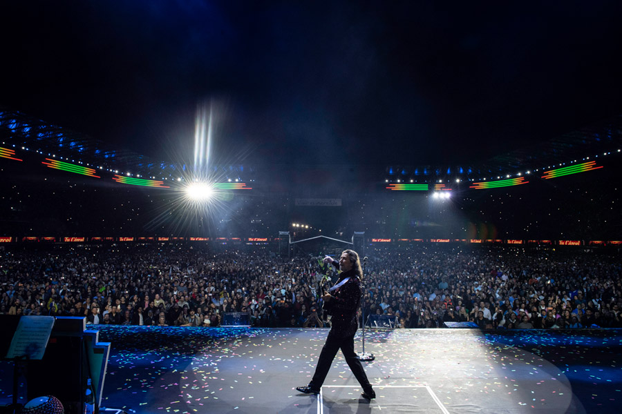 Marco Antonio Solís emociona a más de 70 mil personas en el Estadio GNP