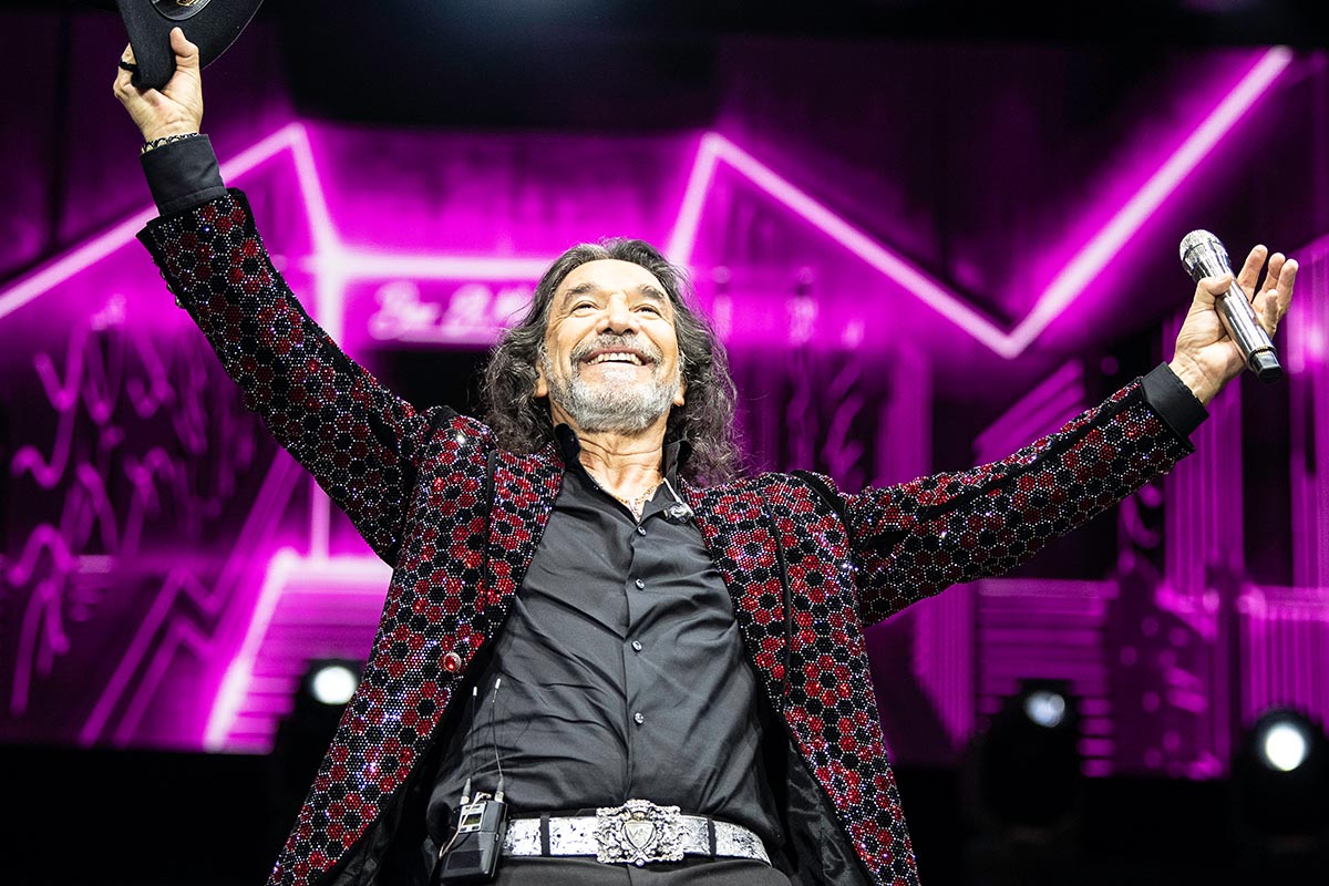 Marco Antonio Solís emociona a más de 70 mil personas en el Estadio GNP