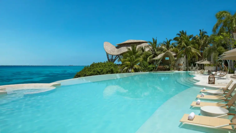 Así fueron las vacaciones de Raúl Jiménez en Isla Mujeres